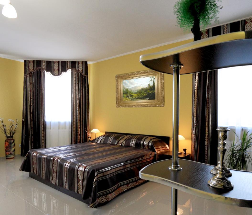 Maxima Hotel Kamianets-Podilskyi Phòng bức ảnh